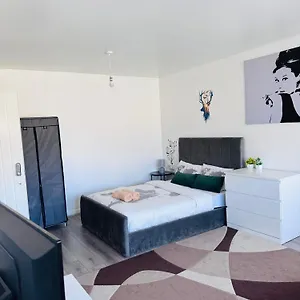 Modern In A 4 Bedroom Flat In London, Shared Bathroom! Habitación en casa particular Londres